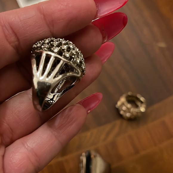 Faux Diamond clusters in a round silver setting cocktail ring nwot - Picture 6 of 6